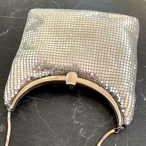 Mesh bag in silver w clasp closure & strap, silver